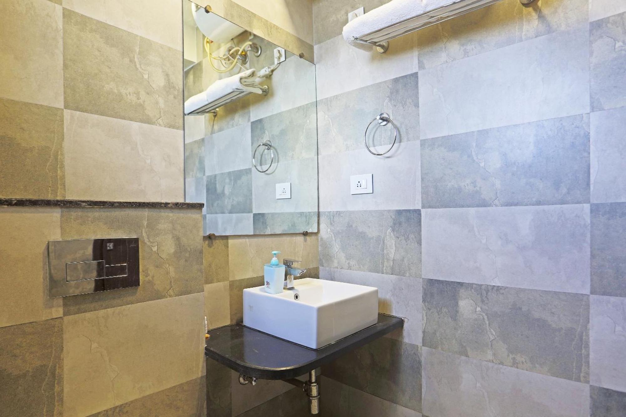 Hotel Aerostar Gold - Opposite Max Healthcare Delhi  Exterior photo